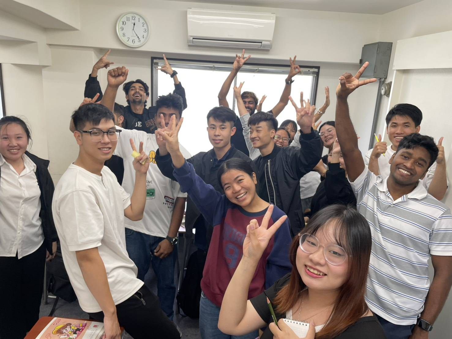 教室で笑顔を見せる学生たち