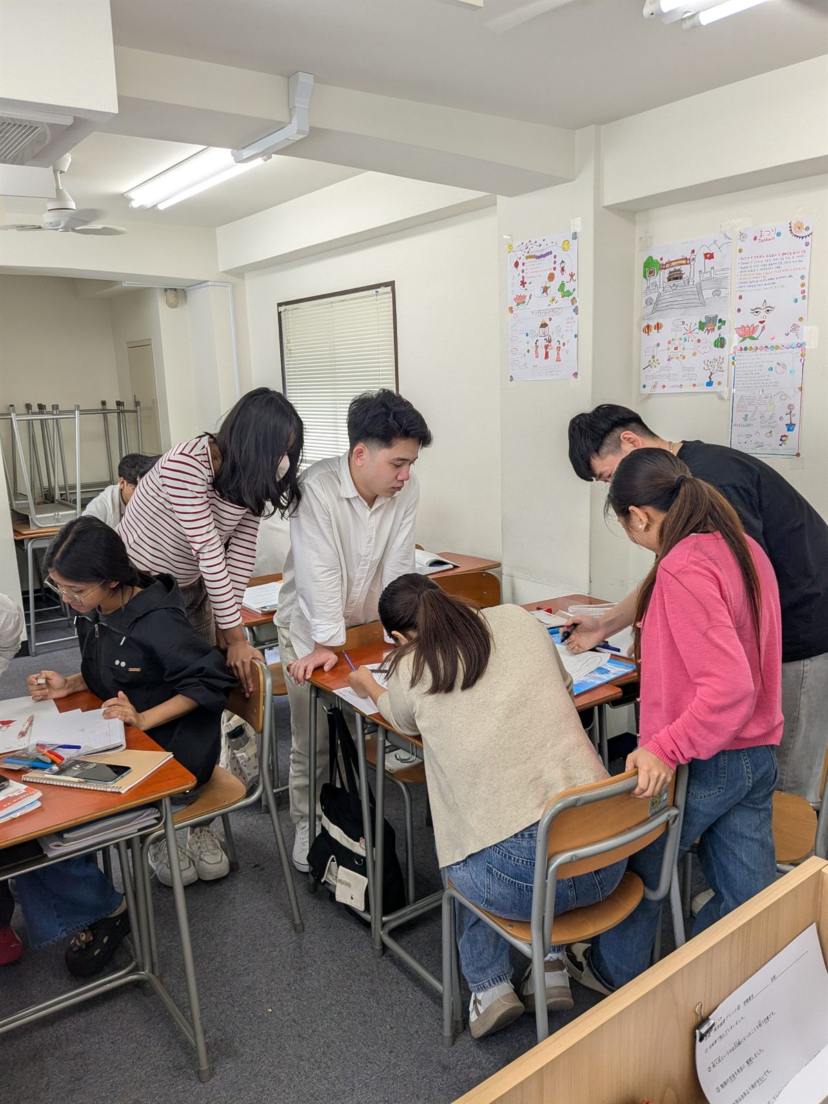 教室でグループ活動に取り組む学生たち