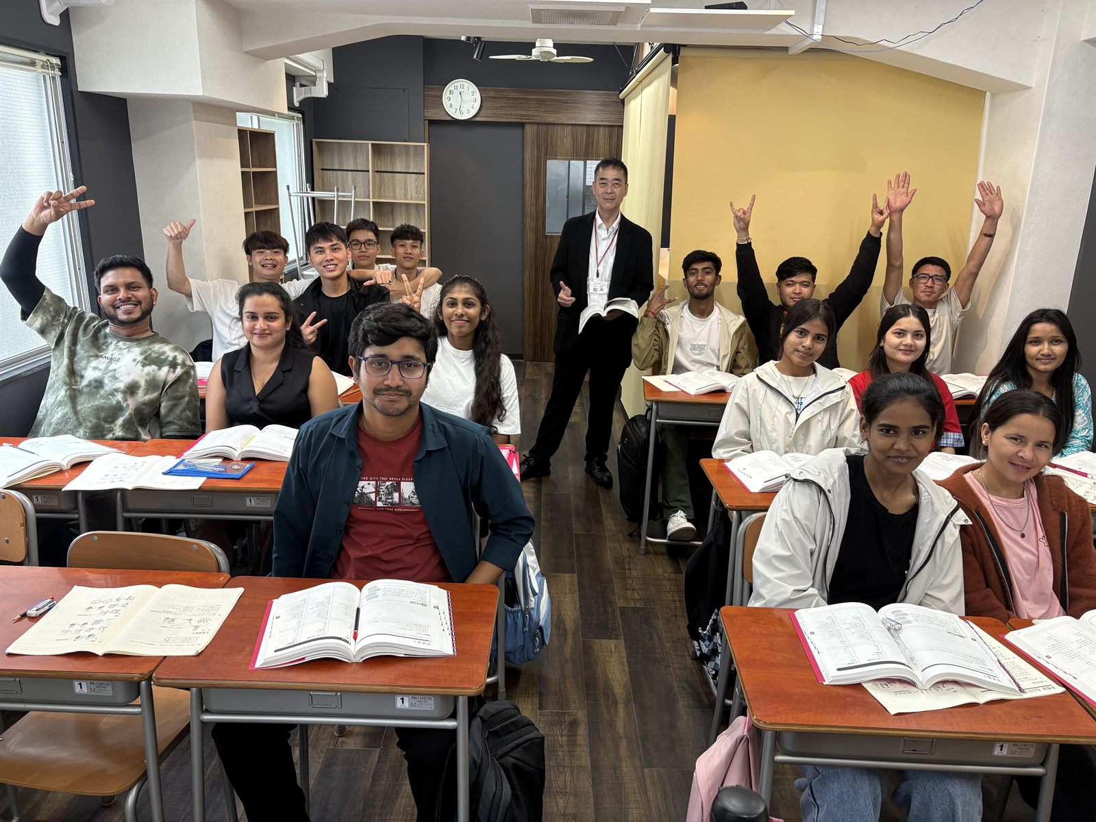 教室で手を上げる学生たち