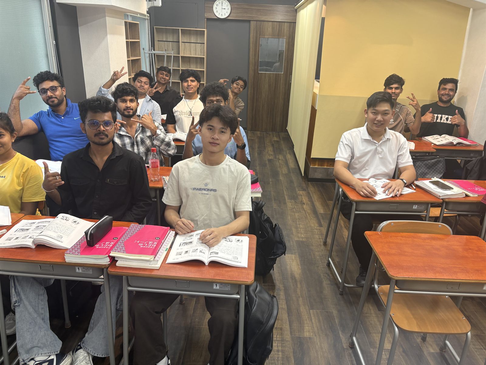 机に向かって授業を受ける学生たち